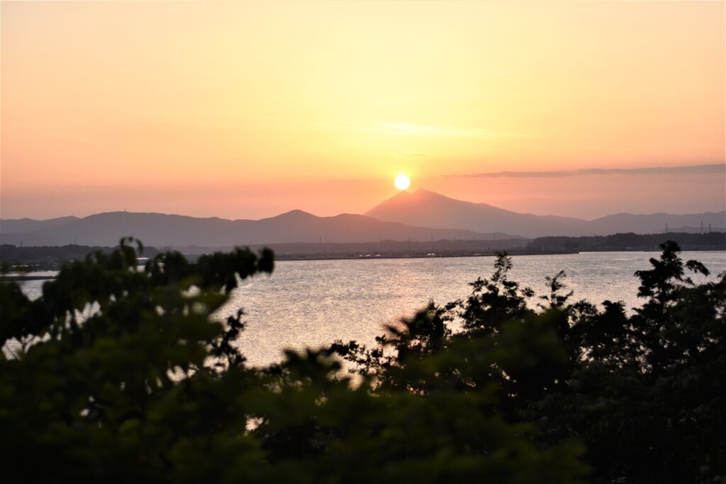 ダイヤモンド筑波 霞ケ浦湖畔から見る紫峰に沈む夕陽 Town Journal Omitama タウンジャーナル 小美玉
